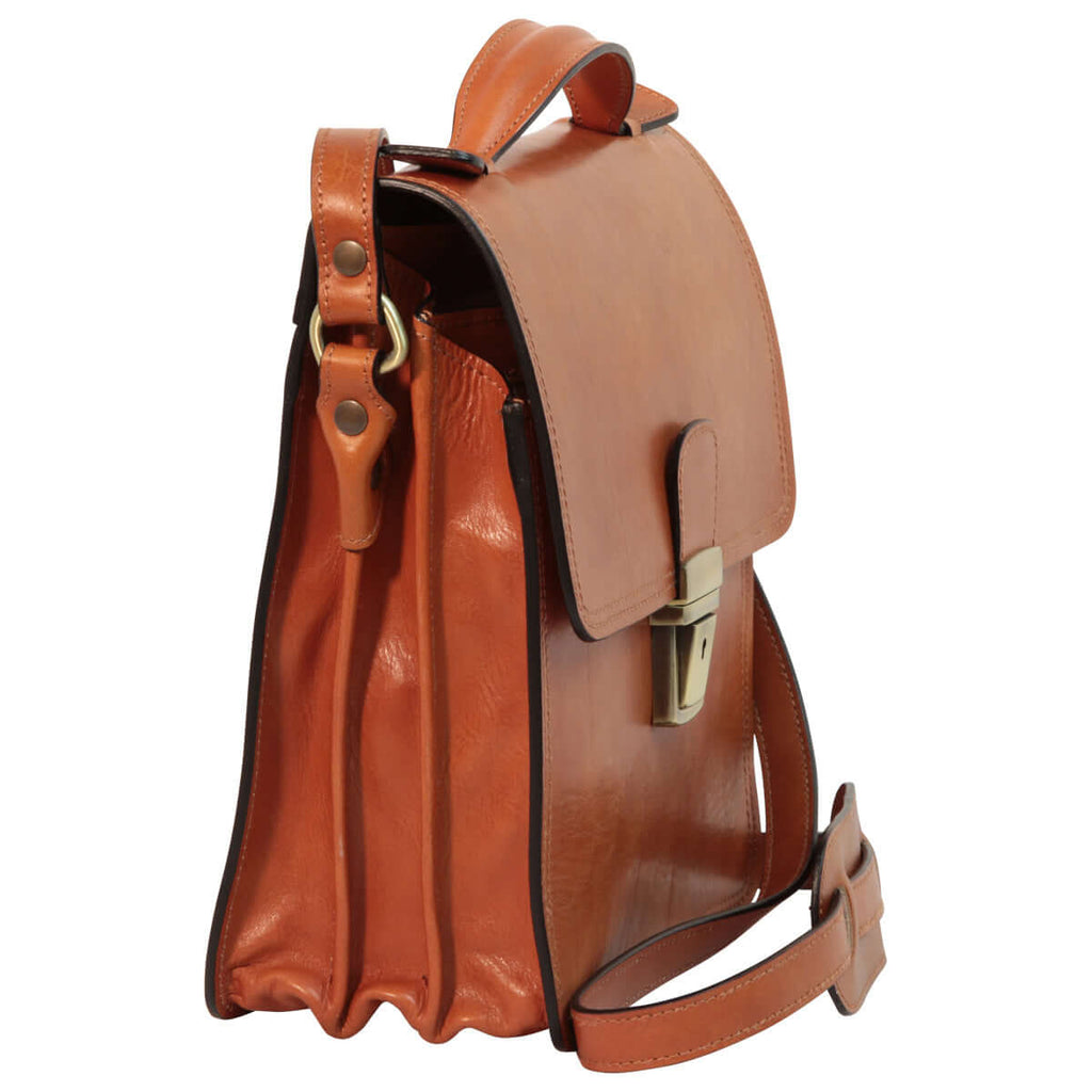 Borsa a tracolla in pelle marrone con tre scomparti e tracolla regolabile, ideale per viaggi e uso quotidiano.
