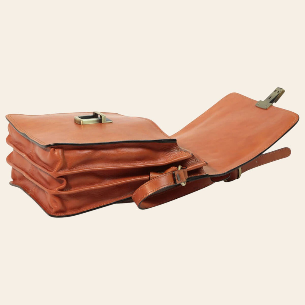 Borsa a tracolla in pelle marrone con patta aperta e scomparto interno visibile