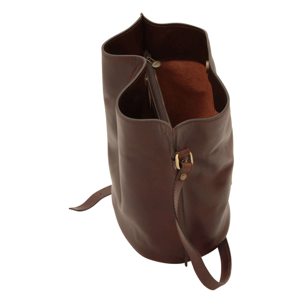Borsa a tracolla in pelle testa di moro, vista interna con scomparti e tracolla regolabile.