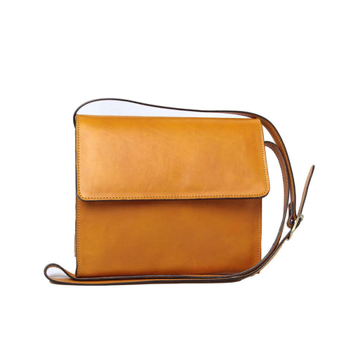 Borsa a tracolla pelle vitello in 100% pelle di vitello pieno fiore, colore ocra, con tracolla regolabile.