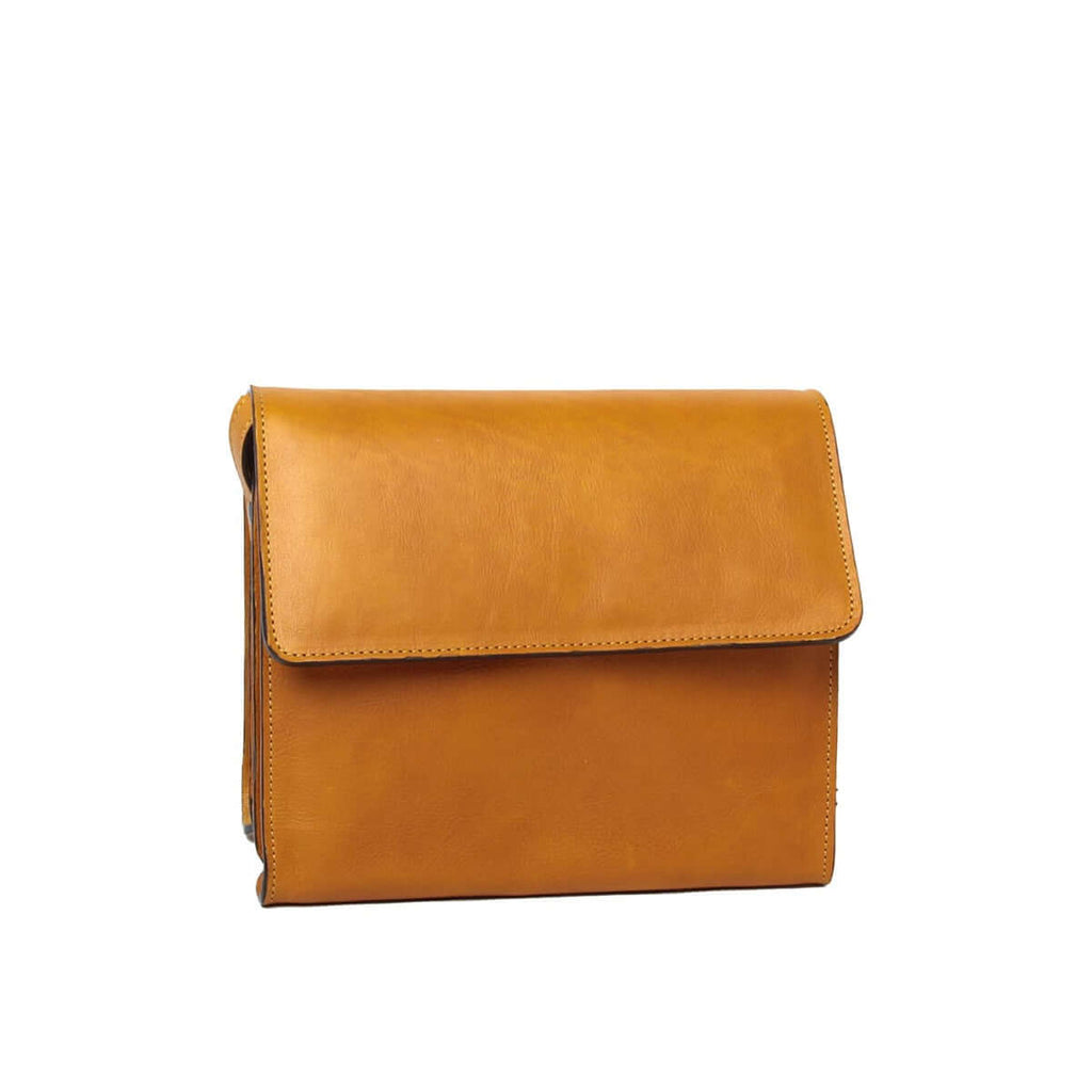 Borsa a tracolla pelle vitello in 100% pelle di vitello pieno fiore, colore ocra, con chiusura a zip.
