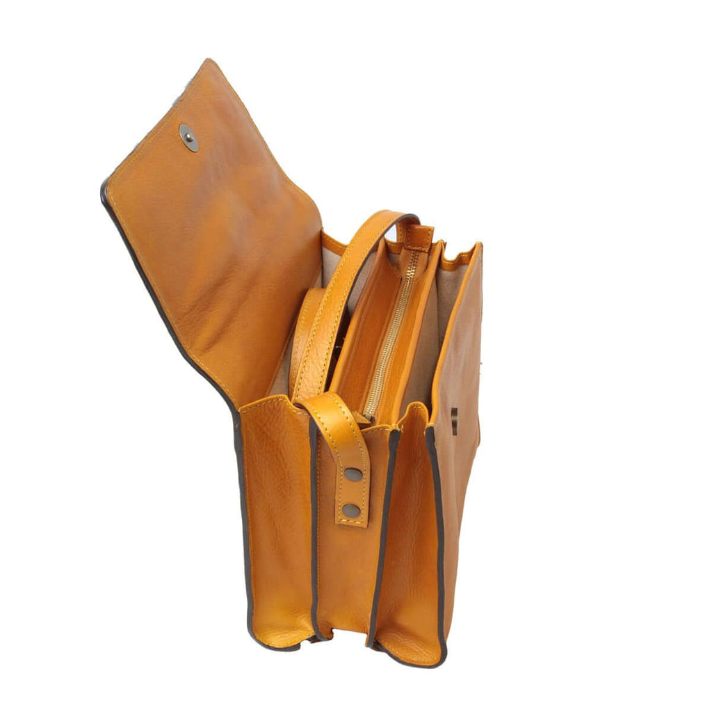 Borsa a tracolla pelle vitello di colore ocra, con scomparti e chiusura a zip, in pelle di vitello pieno fiore.