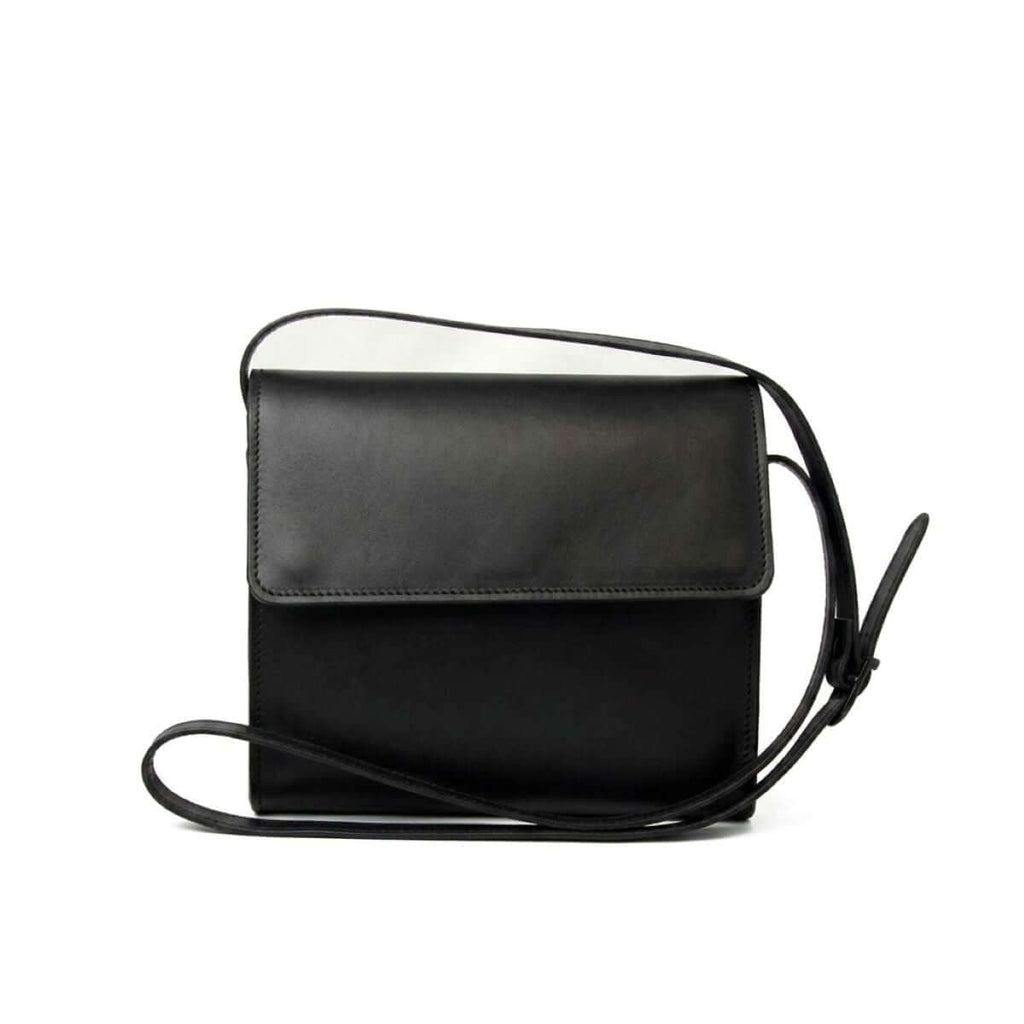Borsa a tracolla in pelle di vitello, elegante e pratica, in colore nero, con tracolla regolabile.