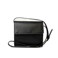 Borsa a tracolla in pelle di vitello, elegante e pratica, in colore nero, con tracolla regolabile.