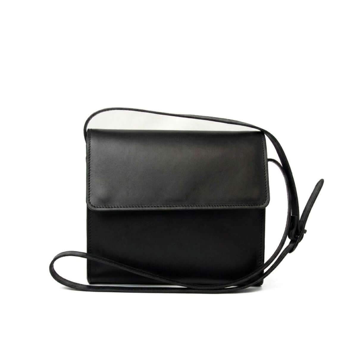 Borsa a tracolla in pelle di vitello, elegante e pratica, in colore nero, con tracolla regolabile.