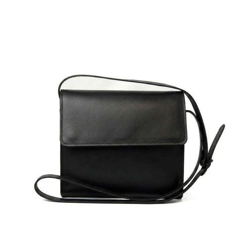 Borsa a tracolla in pelle di vitello, elegante e pratica, in colore nero, con tracolla regolabile.