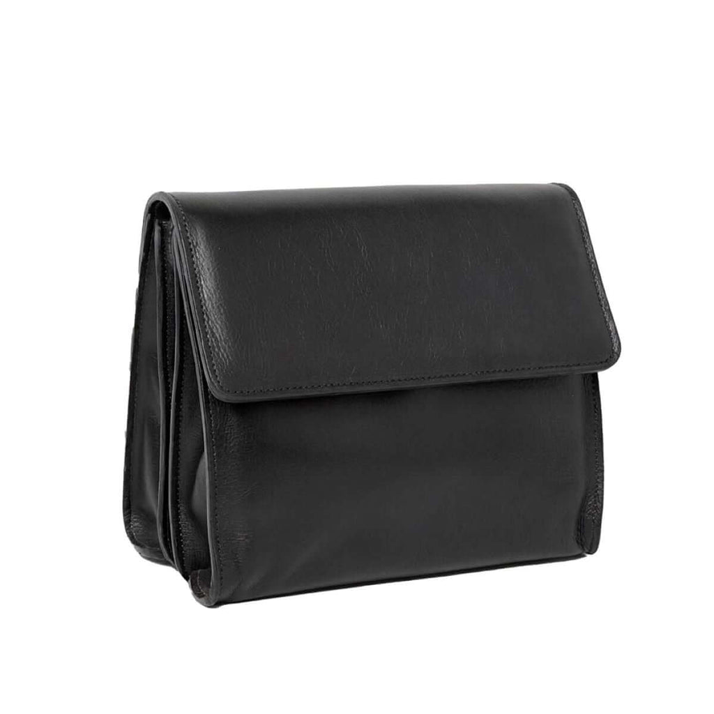 Borsa a tracolla in pelle di vitello, nera, con chiusura a zip e tracolle removibili.
