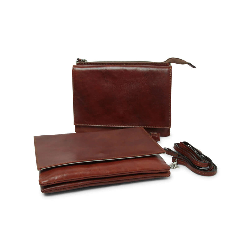 Borsa a tracolla in pelle marrone con zip e pattina, misure 20 x 16 x 4 cm, tracolla regolabile.