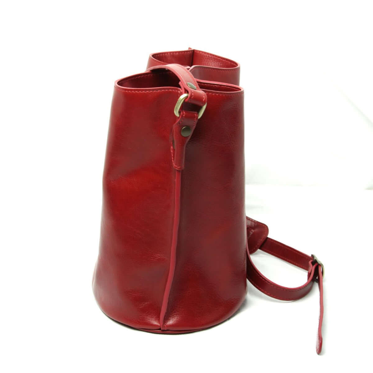 Borsa a tracolla pelle rossa vista laterale con tracolla regolabile e finiture in pelle pieno fiore.