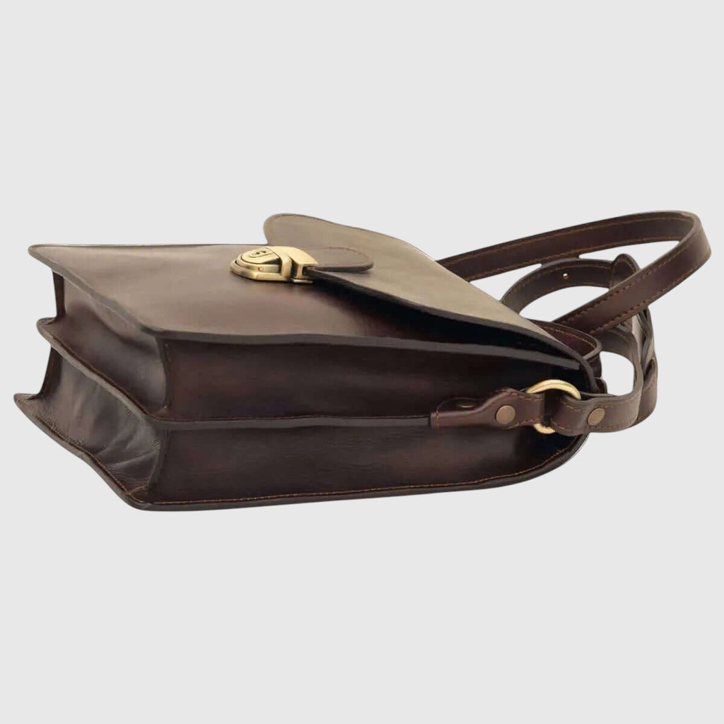 Borsa a tracolla in pelle marrone scuro con patta e fibbia dorata sul lato