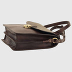 Borsa a tracolla in pelle marrone scuro con patta e fibbia dorata sul lato