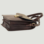 Borsa a tracolla in pelle marrone scuro con patta e fibbia dorata sul lato
