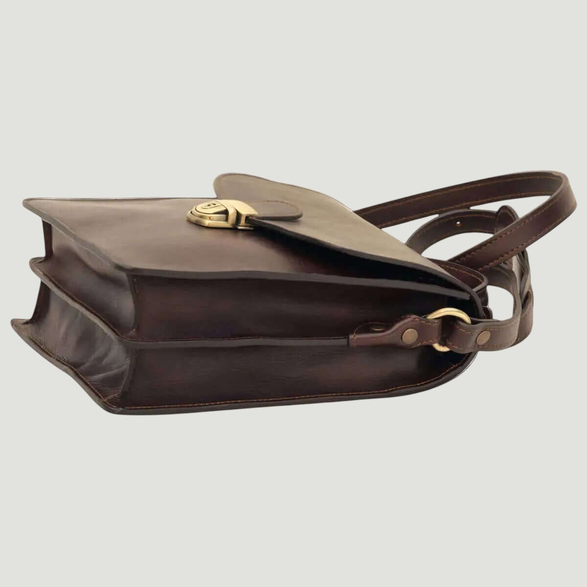 Borsa a tracolla in pelle marrone scuro con patta e fibbia dorata sul lato