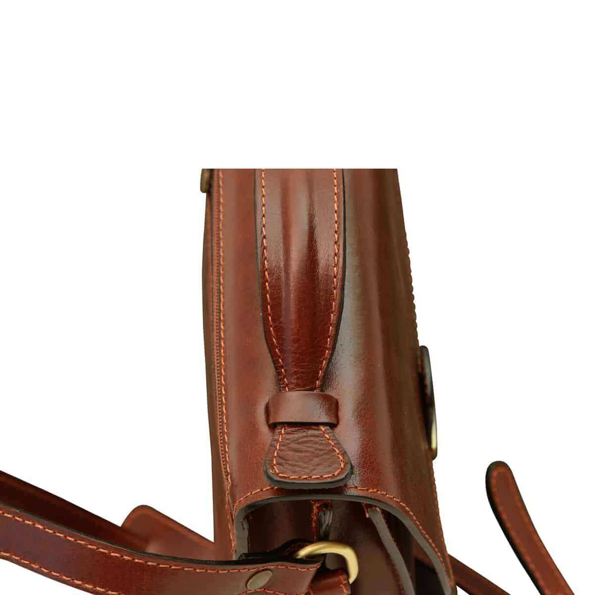 Dettaglio della borsa a tracolla in pelle marrone da uomo, mostra la chiusura e la tracolla regolabile.