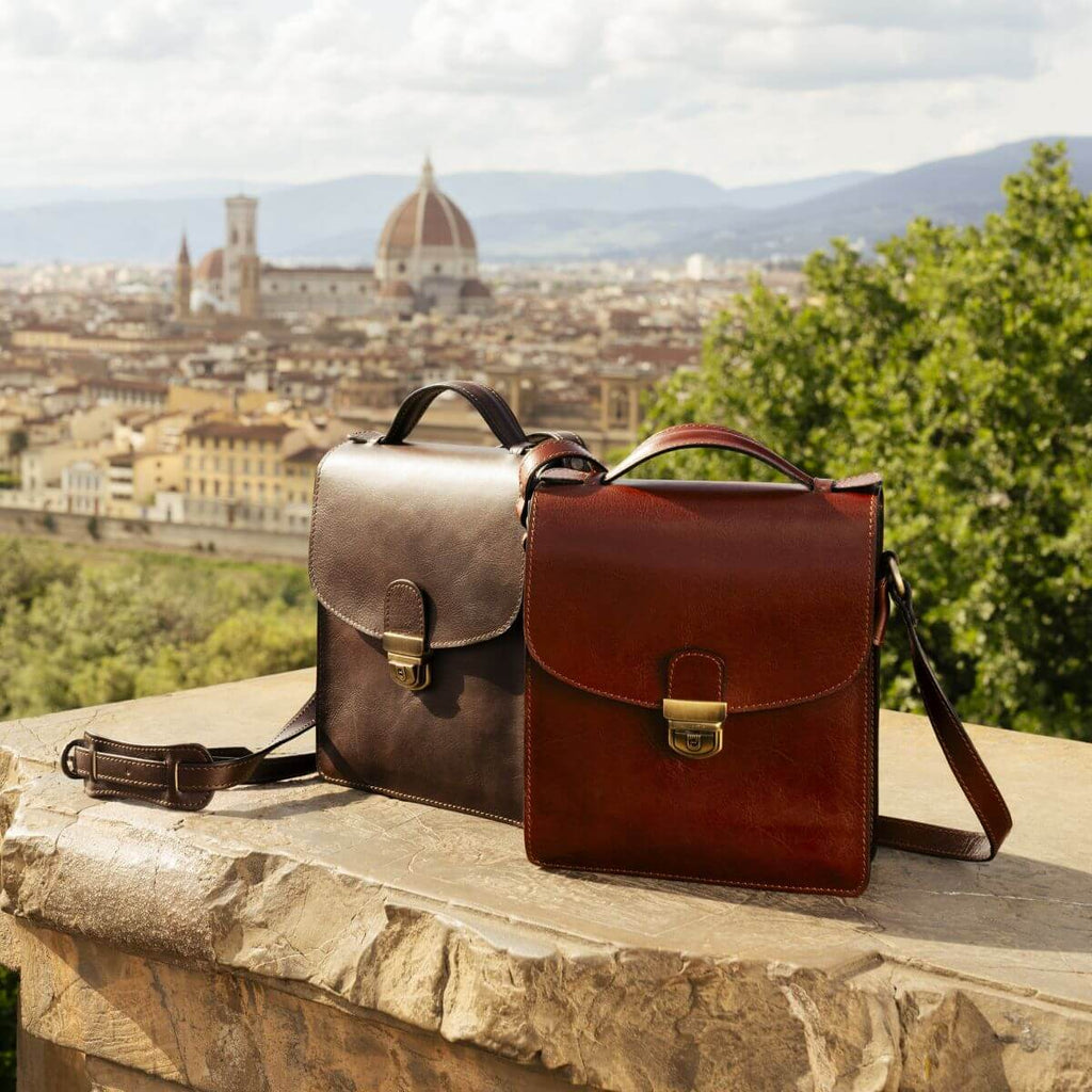 Vetrina Fiorentina -Borsa a tracolla marrone da uomo in pelle artigianale. Marrone-