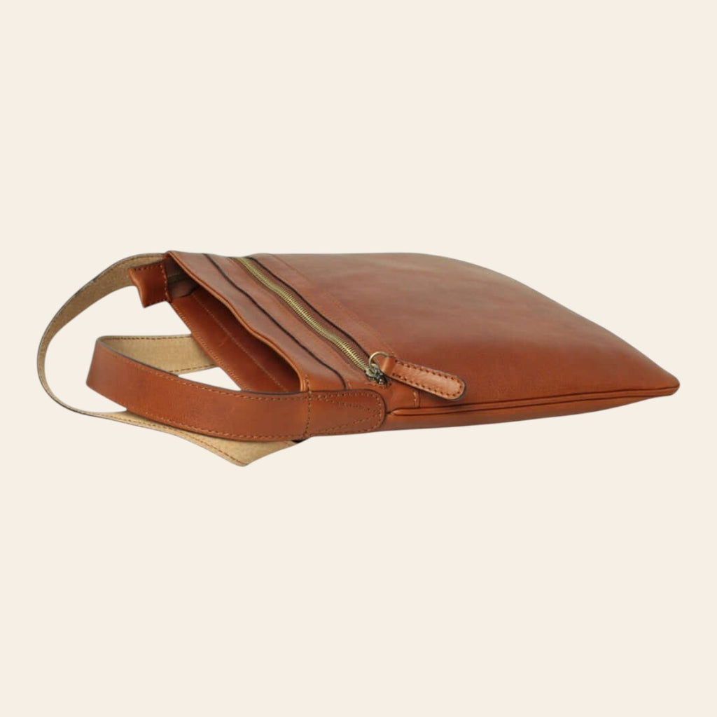 Borsa a tracolla in pelle marrone con patta superiore e interno a righe