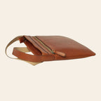 Borsa a tracolla in pelle marrone con patta superiore e interno a righe
