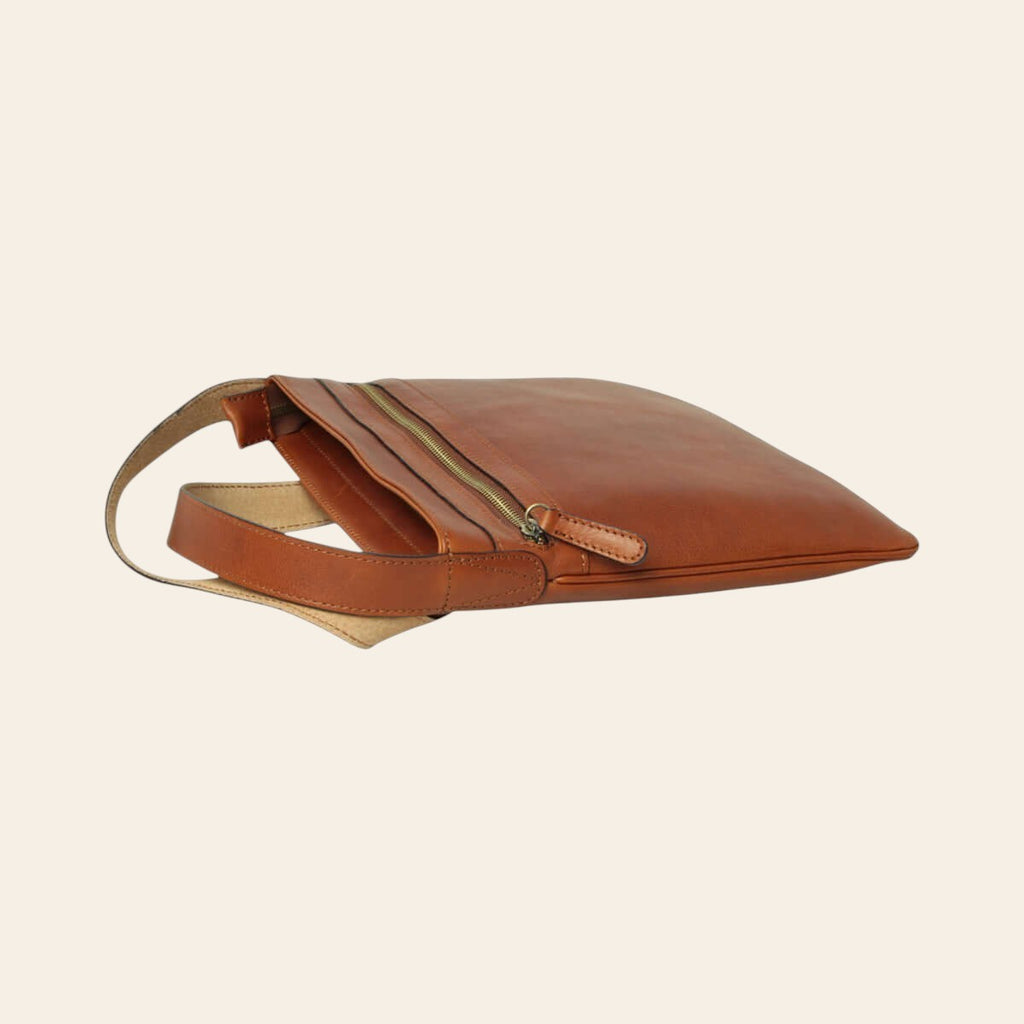Borsa a tracolla in pelle marrone con patta superiore e interno a righe
