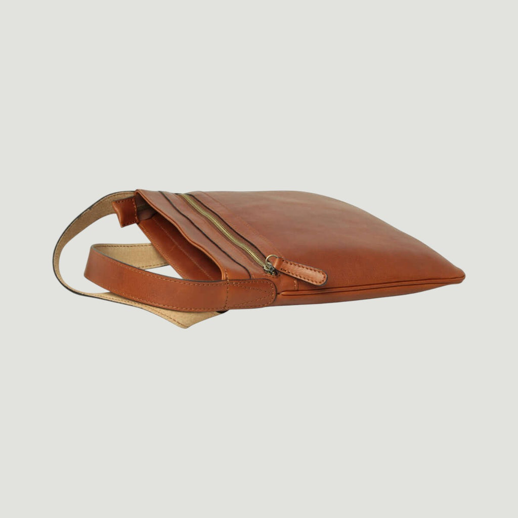 Borsa a tracolla in pelle marrone con tracolla e patta frontale