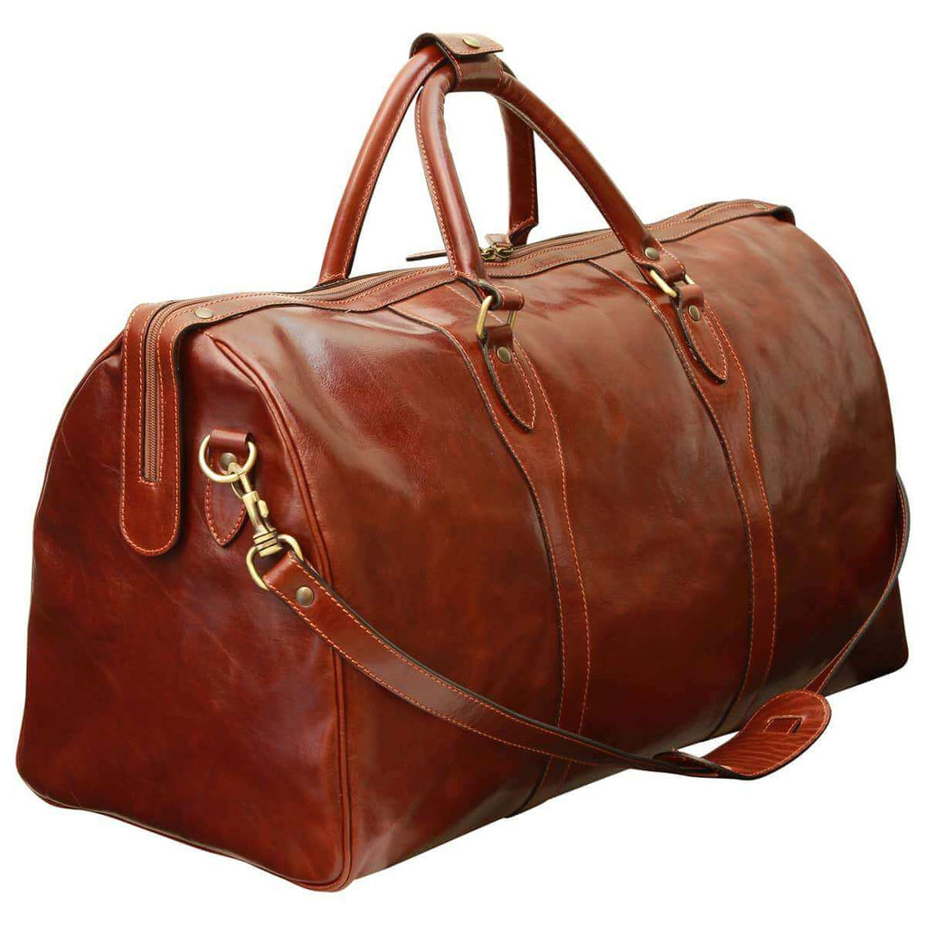 Borsa da viaggio pelle marrone, in pelle pieno fiore con tracolla staccabile e zip esterna.