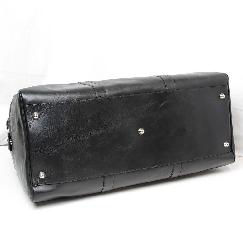 Borsa da viaggio in pelle weekend vista dal fondo con piedini in ferro ottone e design elegante.