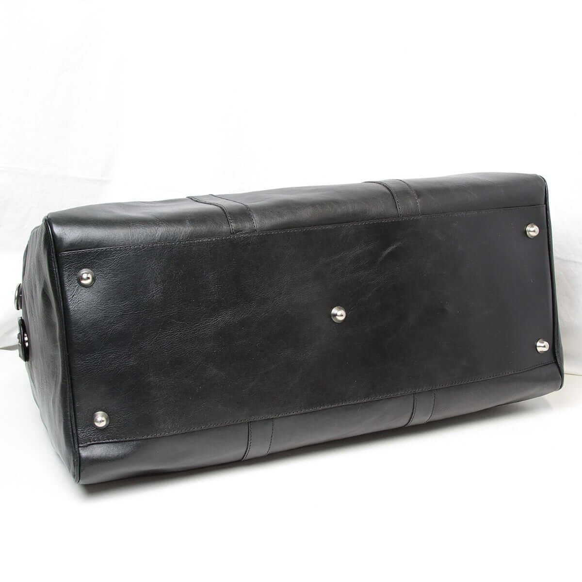 Borsa da viaggio in pelle weekend vista dal fondo con piedini in ferro ottone e design elegante.