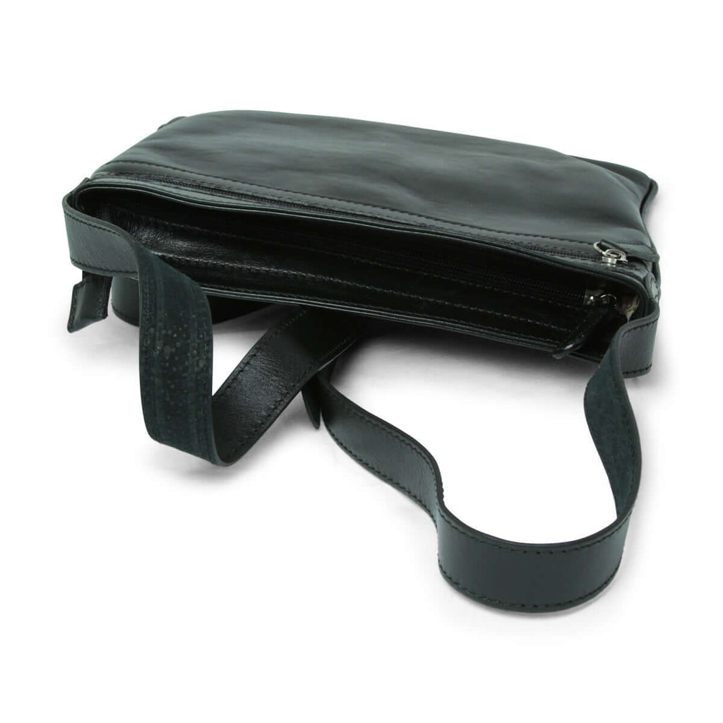 Borsa pelle tracolla nera con tracolla regolabile e tasche interne ed esterne, vista dall'alto.