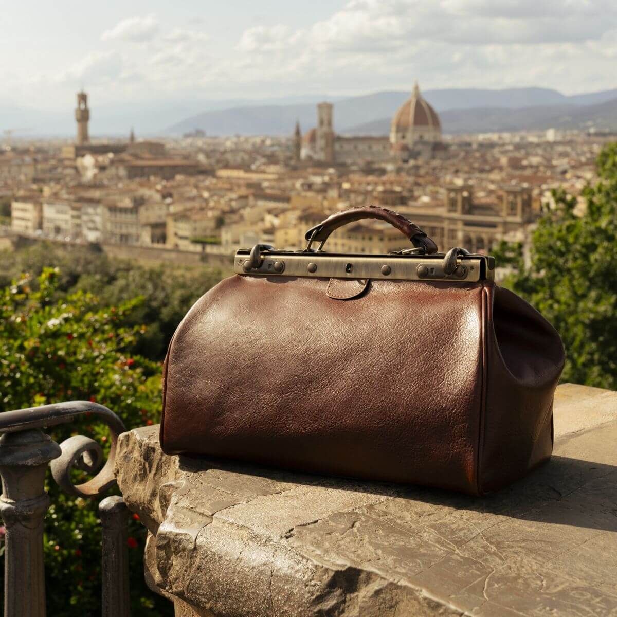 Borsa in pelle con manico e hardware color ottone, chiusura superiore