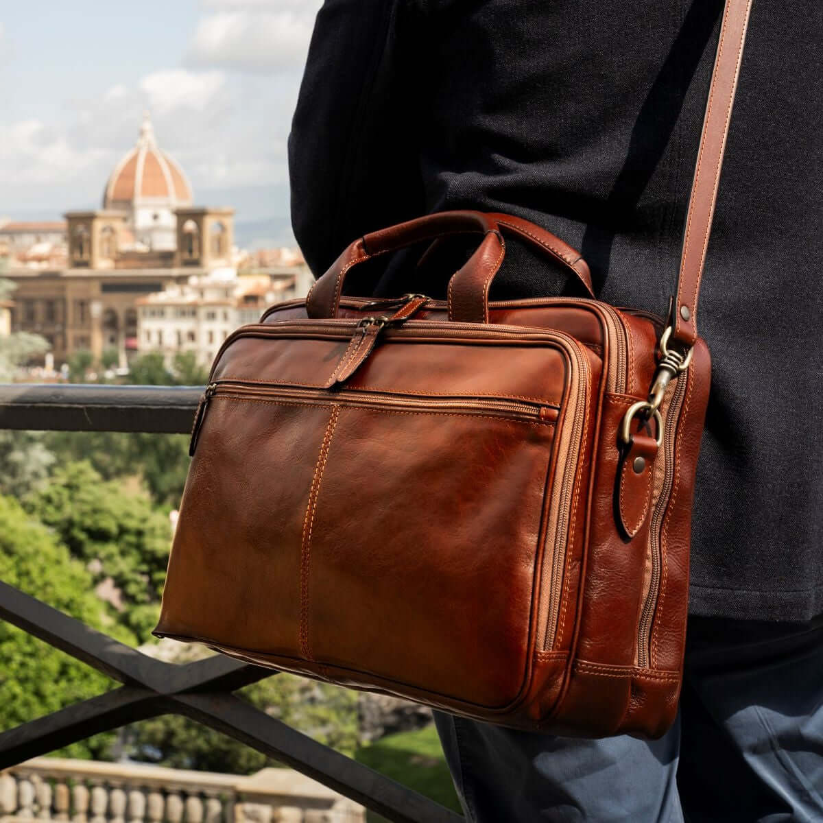 Borsa da laptop uomo in pelle marrone con maniglia e tracolla