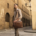 Borsa messenger in pelle scura con patta e tracolla, vista frontale