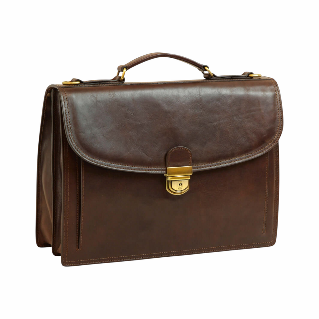 Borsa in pelle marrone scuro con patta e fibbia dorata frontale