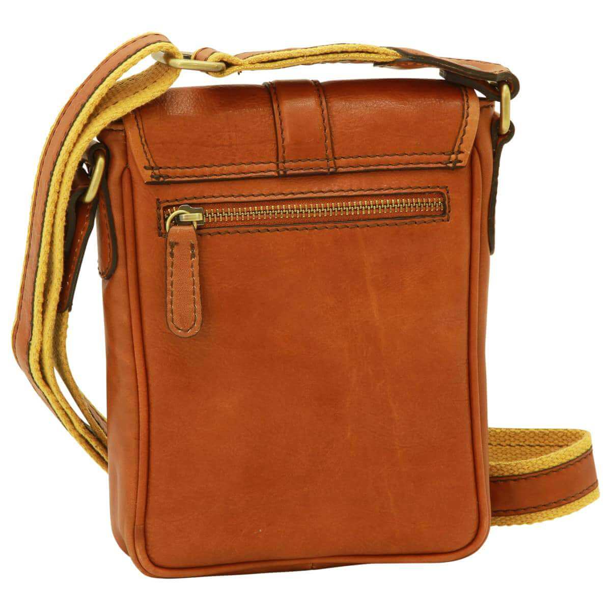 Borsa uomo tracolla pelle morbida in vitello, colore marrone, compatta e funzionale con tasca esterna e chiusura zip.