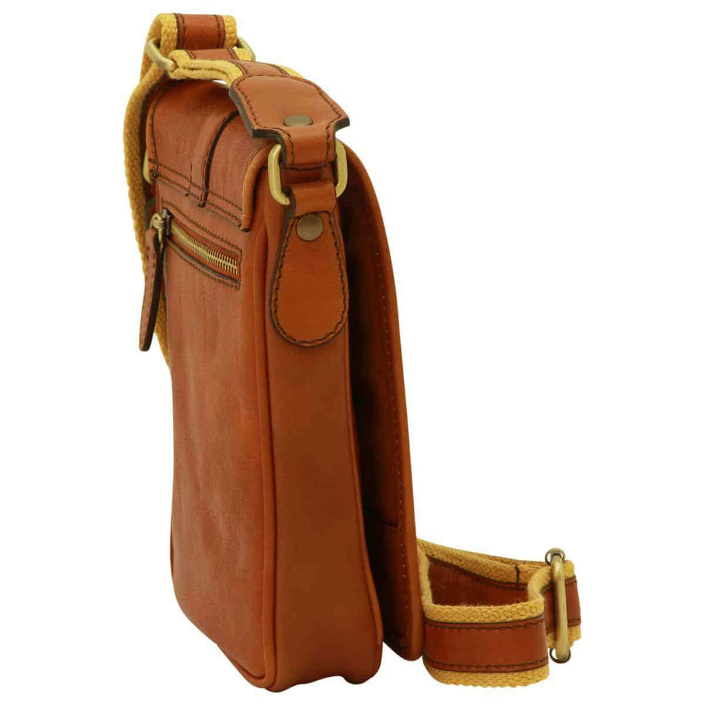 Borsa uomo tracolla pelle morbida colore marrone con tracolla regolabile e tasche funzionali.