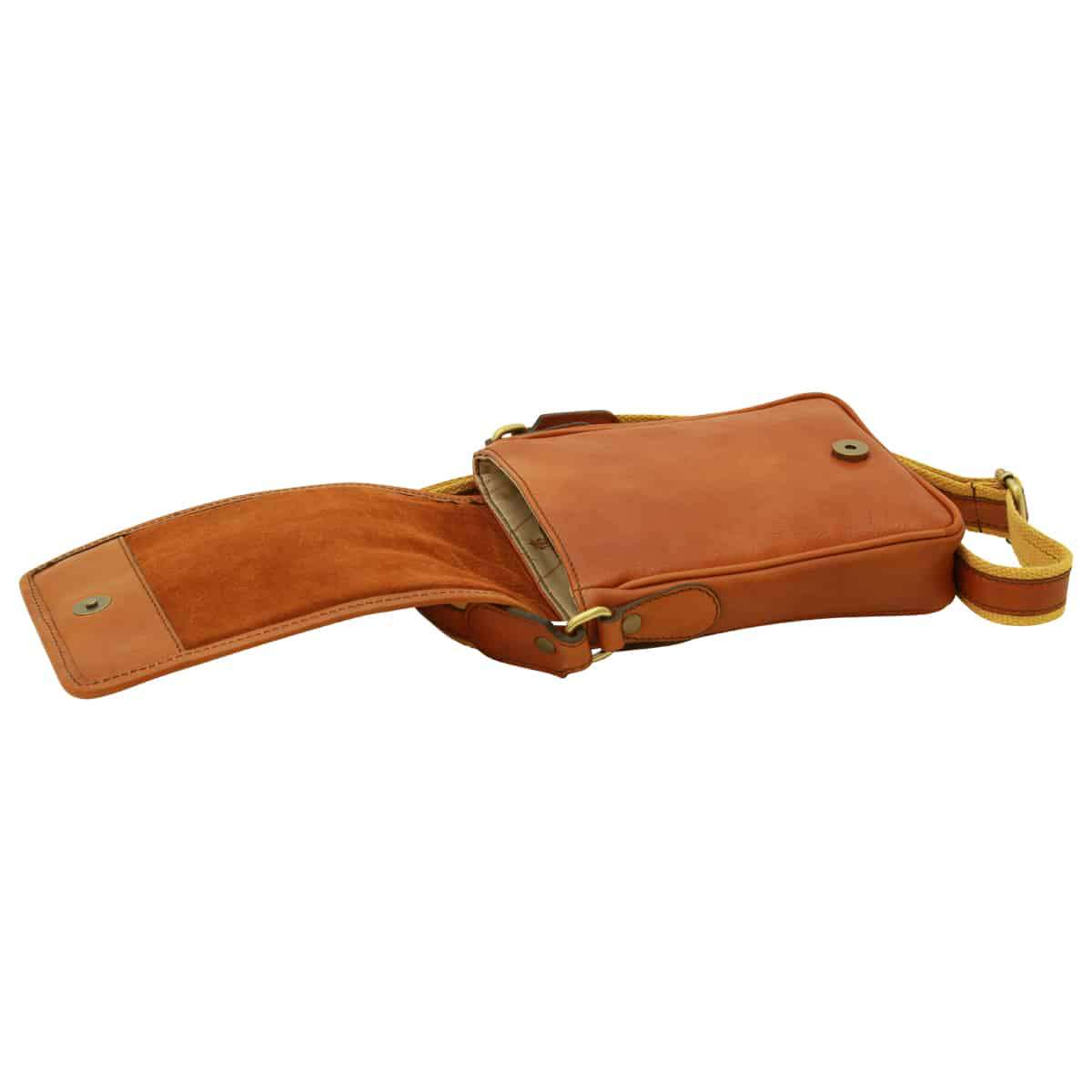Borsa uomo tracolla pelle morbida con chiusura a calamita e tracolla regolabile in tessuto e pelle.