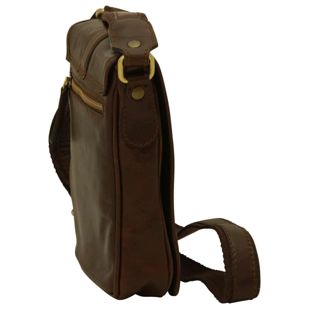 Borsa uomo tracolla pelle marrone scuro vista laterale con dettagli in ottone e tracolla regolabile.