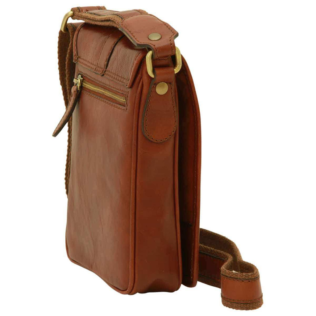Borsa uomo tracolla pelle marrone vista laterale con tasca esterna e tracolla regolabile.