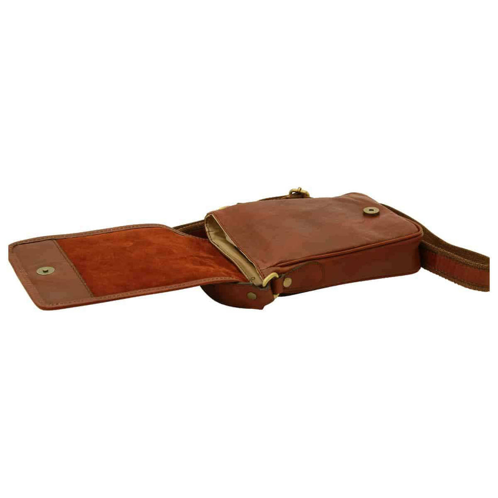 Borsa uomo tracolla pelle marrone aperta, in pelle morbida con tasca interna porta cellulare e chiusura con calamita.