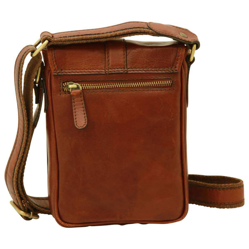 Borsa uomo tracolla pelle marrone in vitello morbido con chiusura zip e tracolla regolabile.