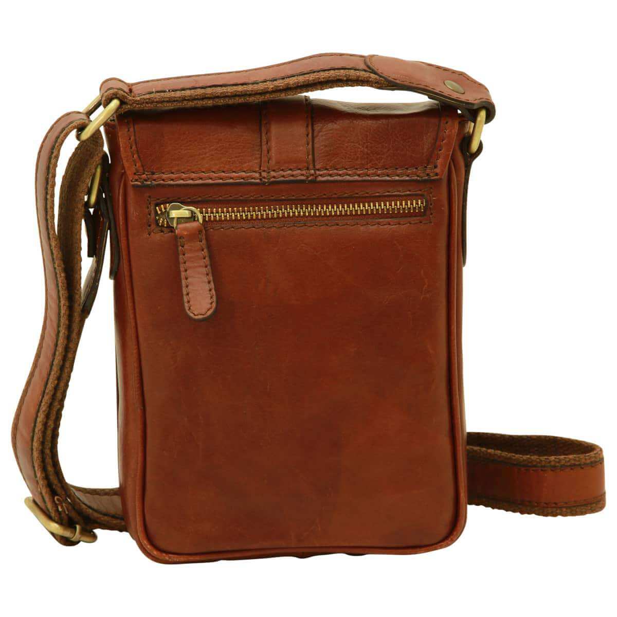 Borsa uomo tracolla pelle marrone in vitello morbido con chiusura zip e tracolla regolabile.