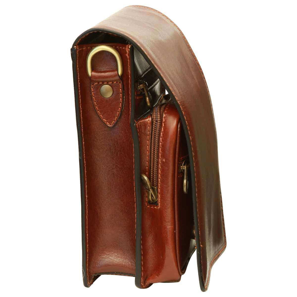 Borsello in pelle marrone tracolla, dettagli in pelle e tasche con chiusura a zip, design moderno e funzionale.