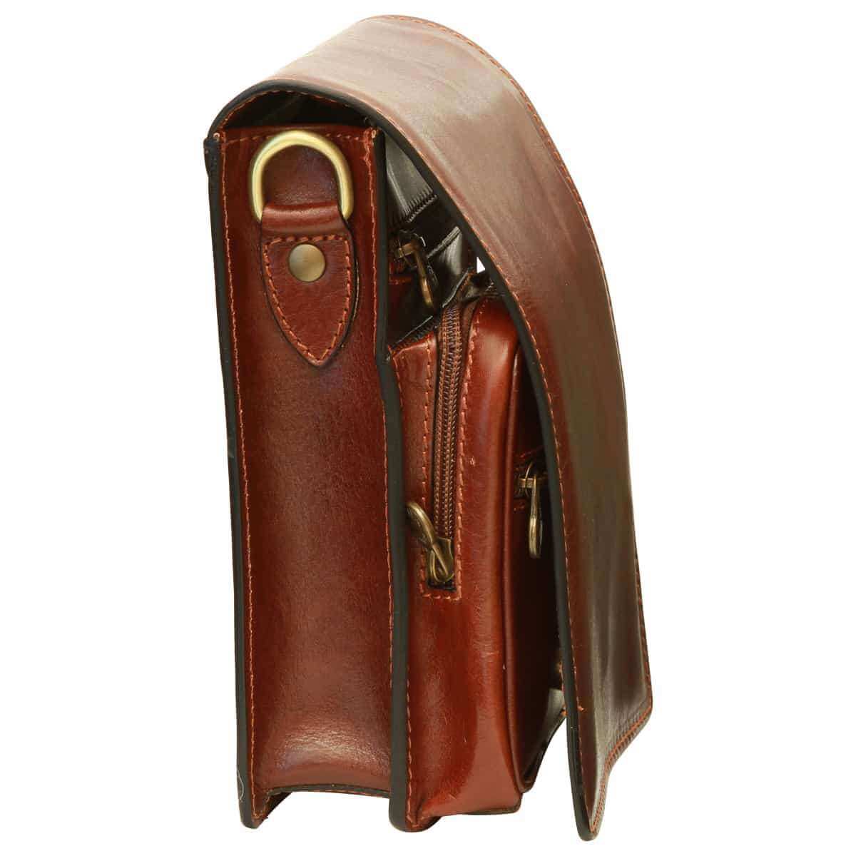 Borsello in pelle marrone tracolla, dettagli in pelle e tasche con chiusura a zip, design moderno e funzionale.