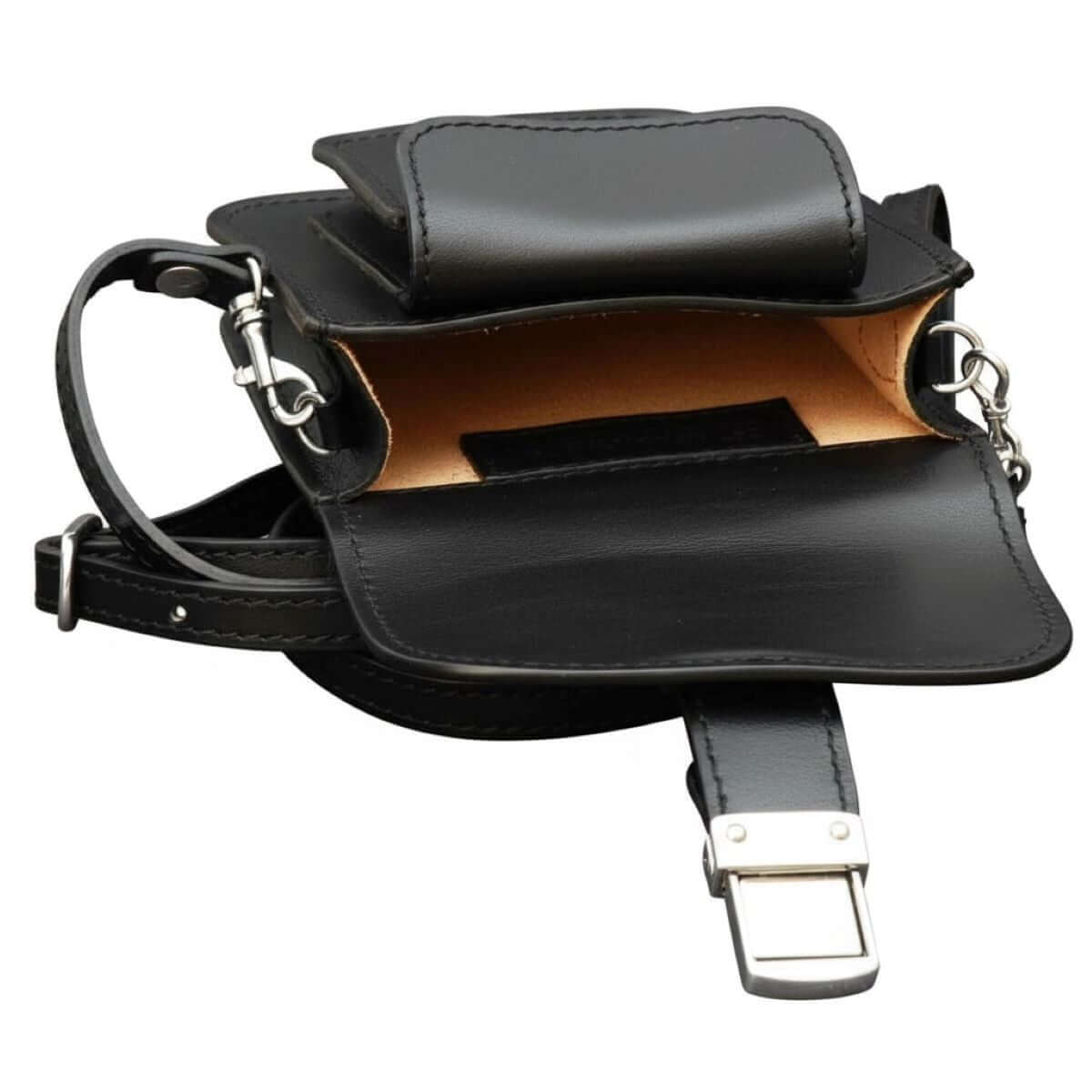 Borsello da cintura in pelle nera con patta apribile e interno beige, moschettoni laterali
