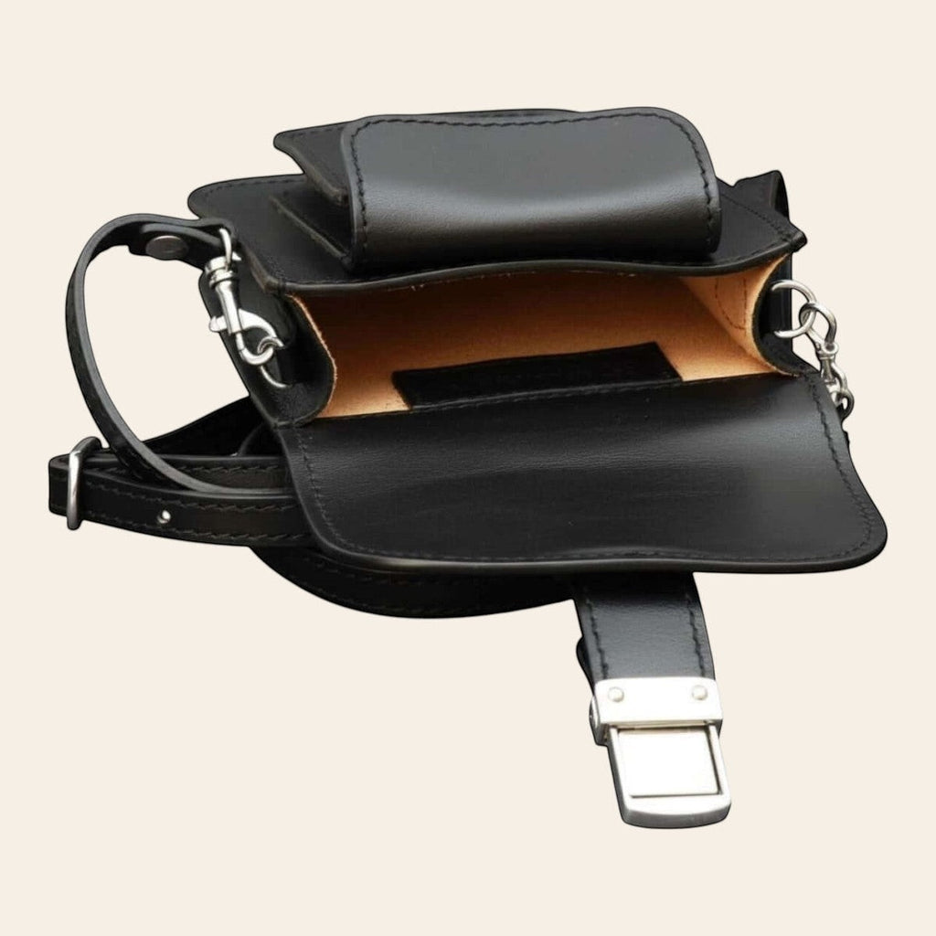 Borsello da cintura in pelle nera con patta apribile e interno beige, moschettoni laterali