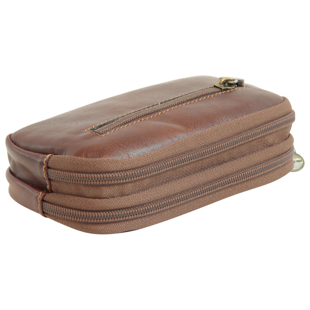 borsello da cintura in pelle marrone, piccolo e pratico, con zip e tasche, ideale per uso quotidiano.