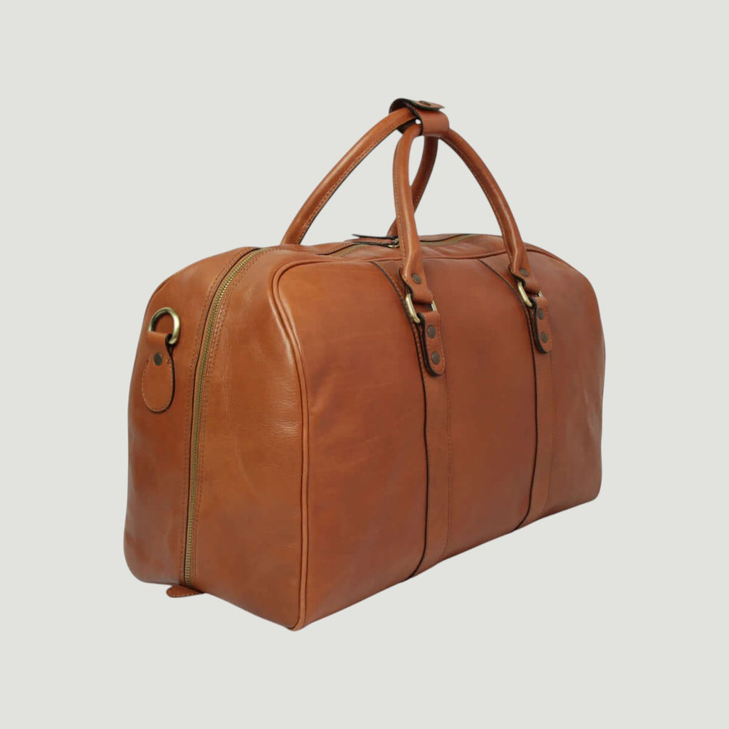 Borsone da viaggio grande in pelle marrone con manici superiori e zip perimetrale.