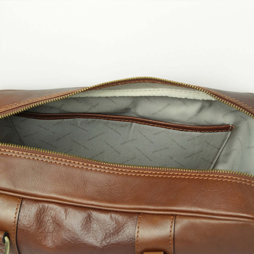 Cartella in pelle castagna: interno grigio e bordo con zip in metallo