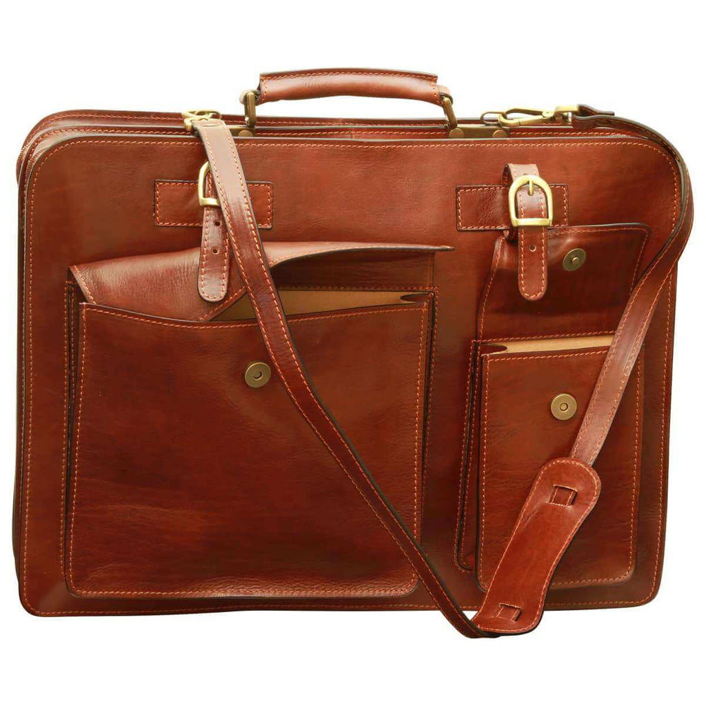 Cartella in pelle marrone con tracolla staccabile e tasche frontali a bottone.
