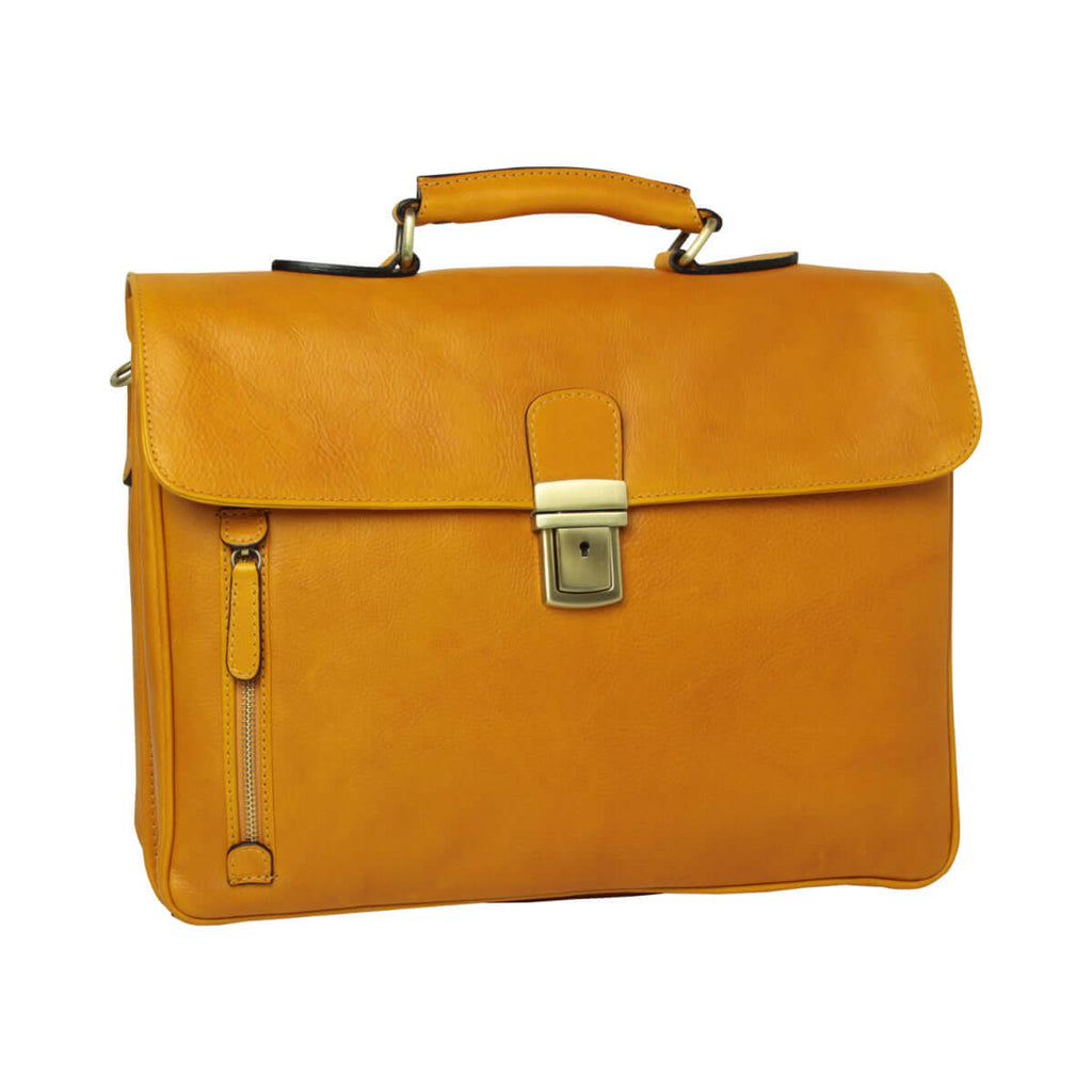 Vista frontal del maletín de piel amarillo ocre con hebilla y cremallera lateral