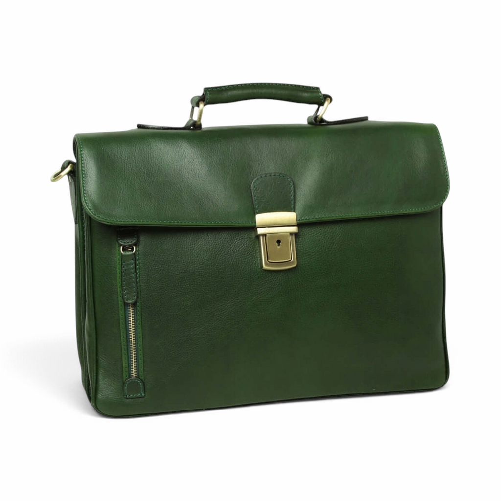 Cartella in pelle verde con patta frontale, chiusura metallica dorata e tasca verticale con zip