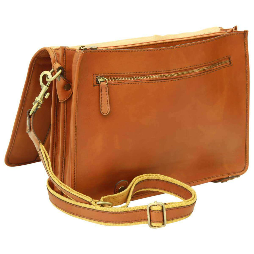Cartella in pelle color cuoio con tracolla regolabile e zip laterale